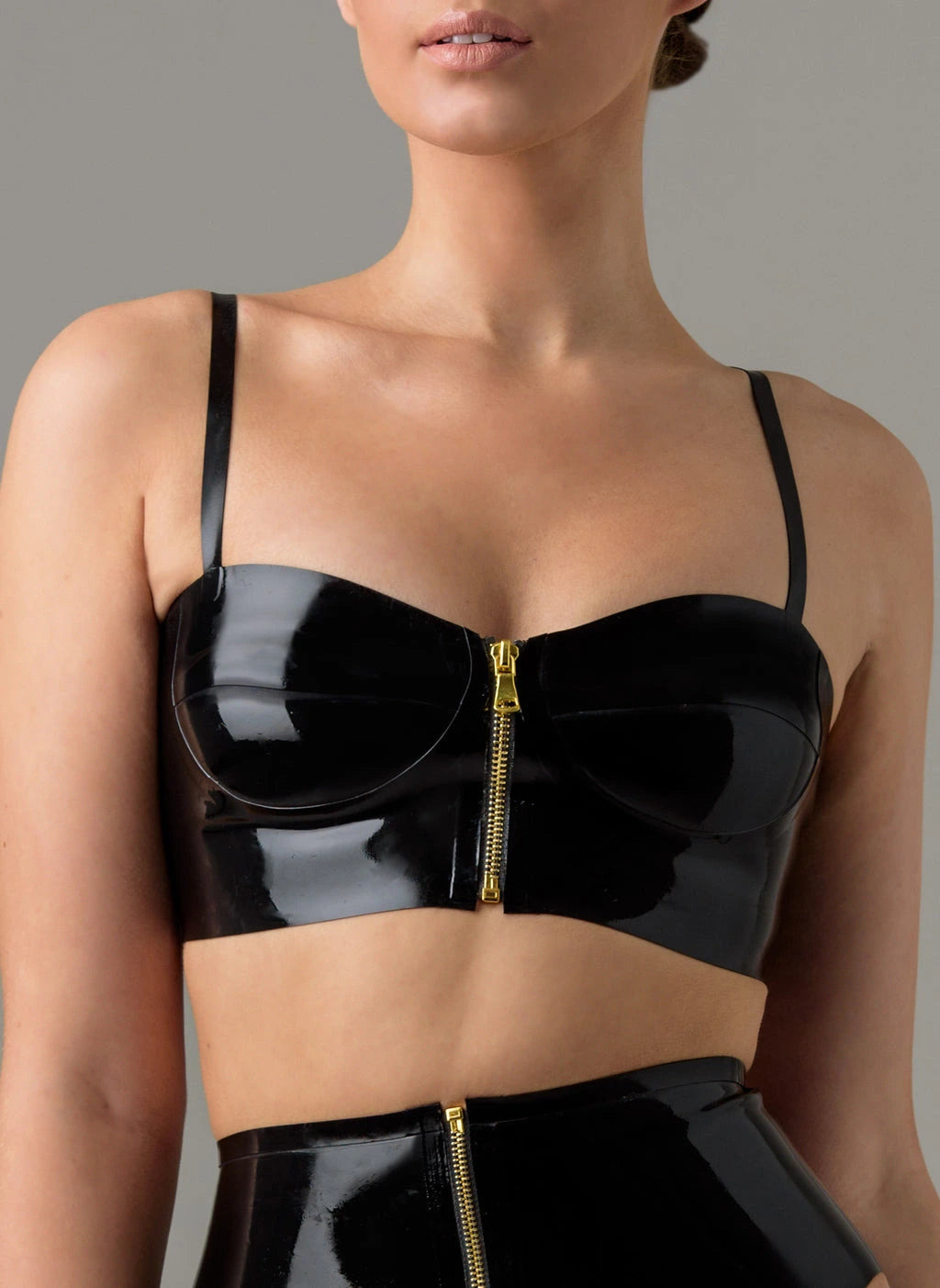 Salomé – latex-BH med gullfarget glidelås foran